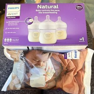 0m+ Philips Avent Natural Baby Bottles (4) + Tommee Tippee bottle (1)